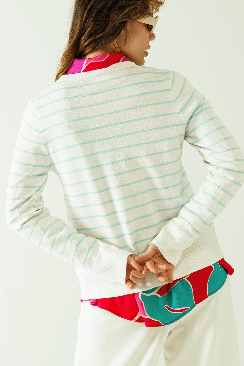 Camisola branca de mangas compridas com riscas verde claras