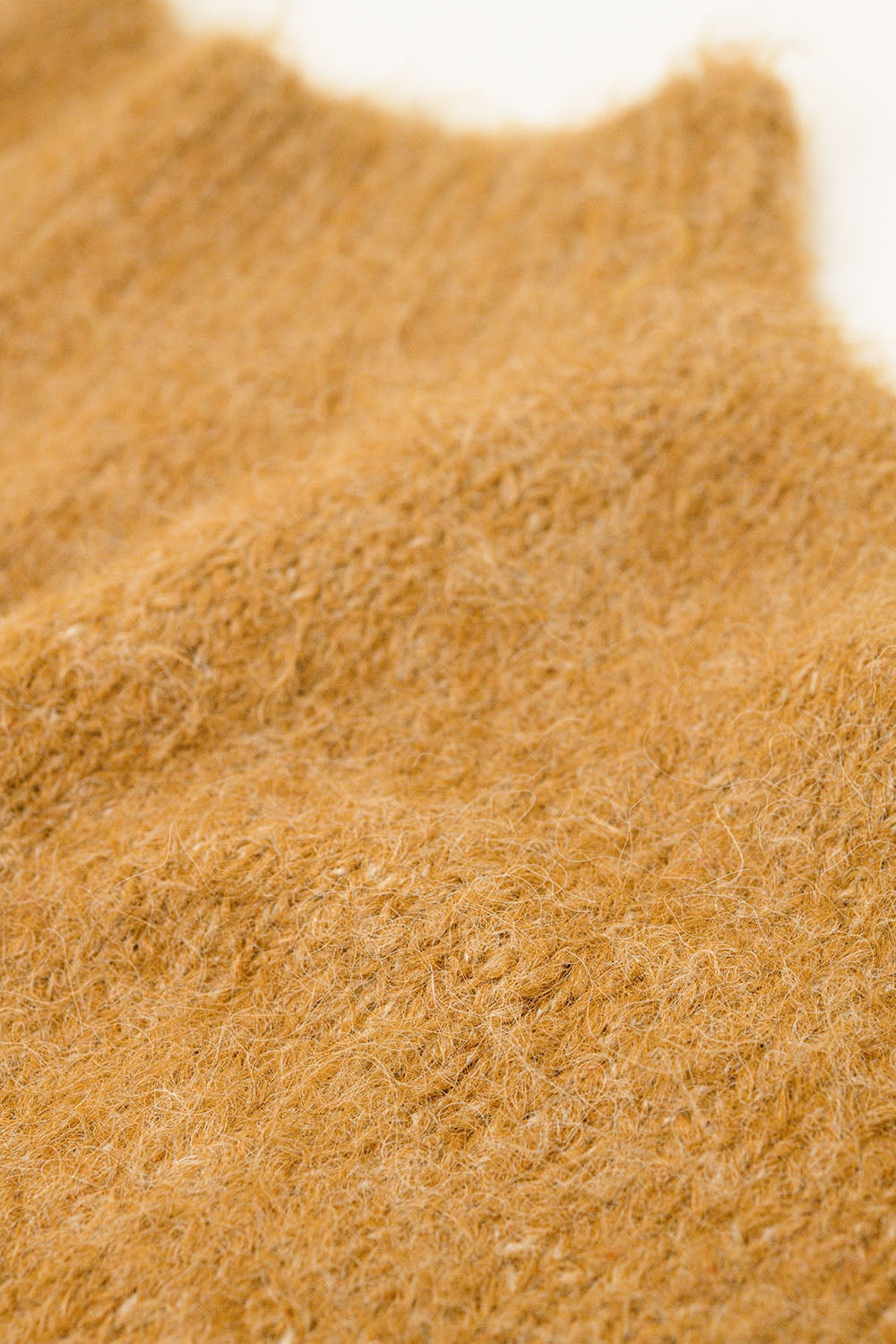Camisola camel fofa com gola alta e mangas em balão