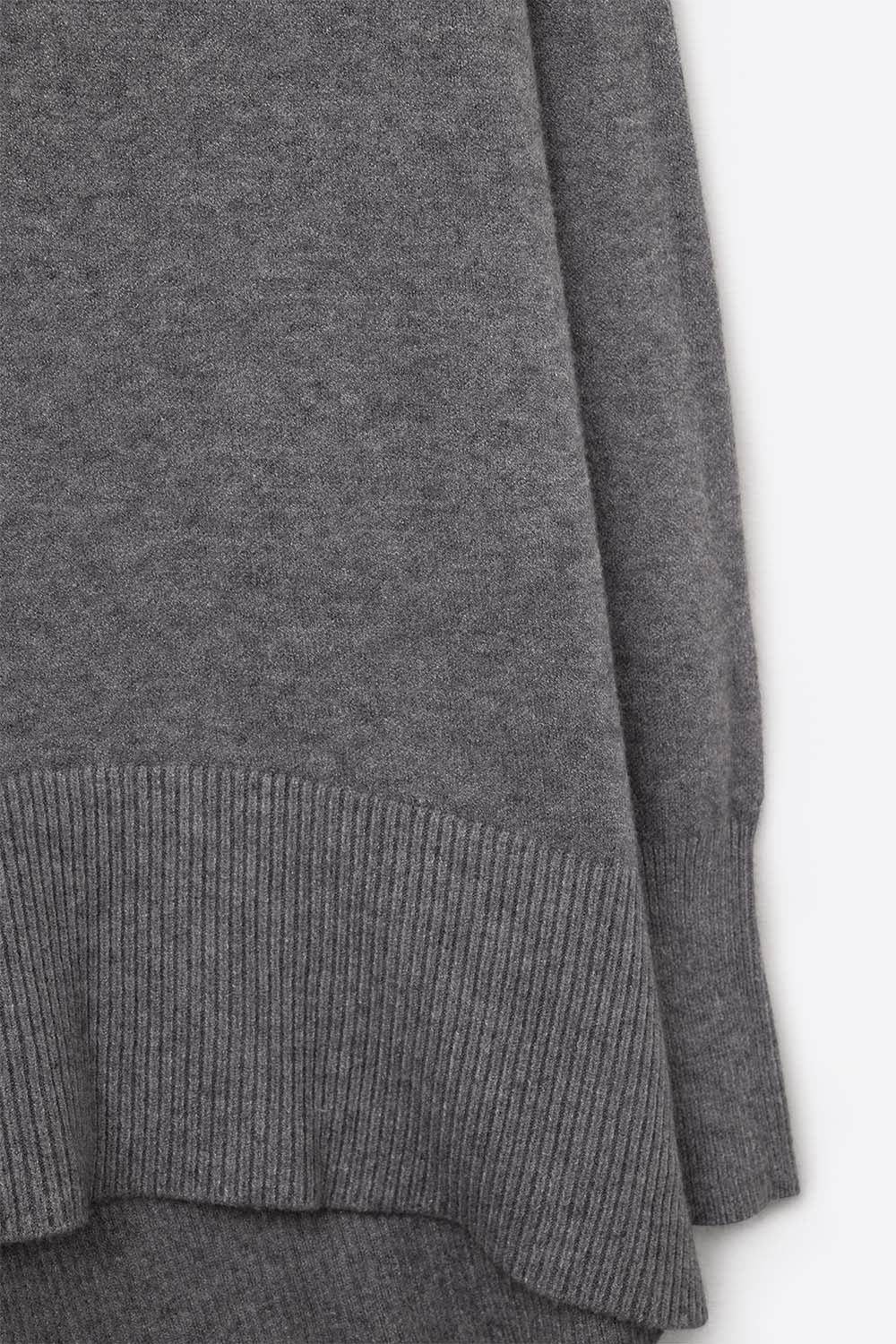 Camisola cinzenta solta com pormenor aberto nas costas