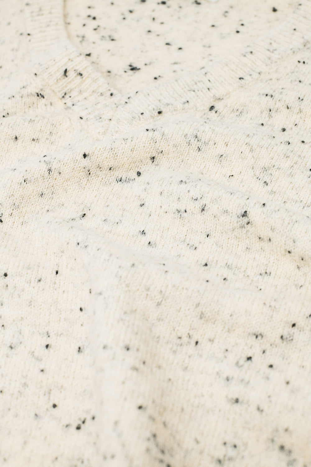Camisola com decote em V de tamanho grande em creme