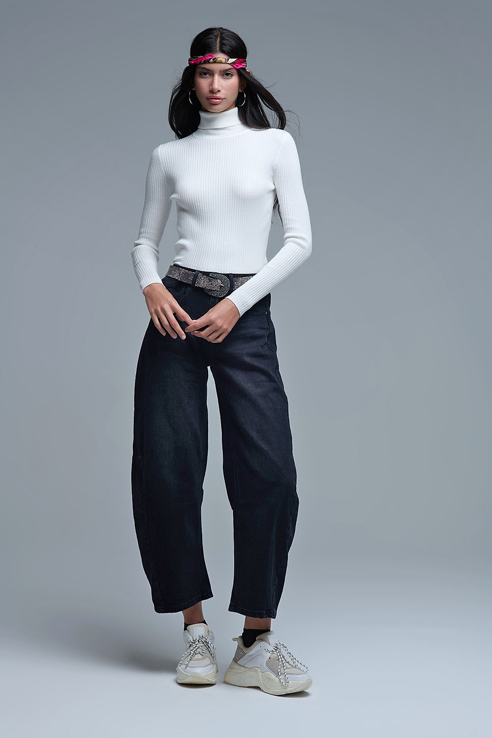 Camisola com gola de tartaruga enrolada com nervuras em branco