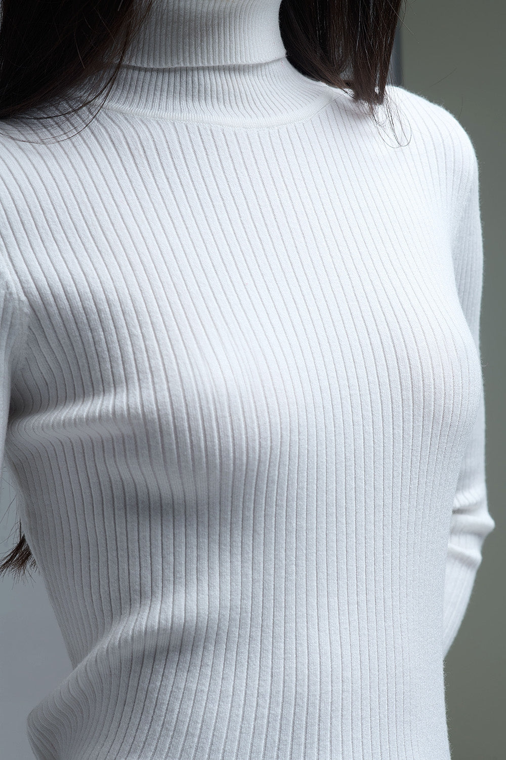 Camisola com gola de tartaruga enrolada com nervuras em branco
