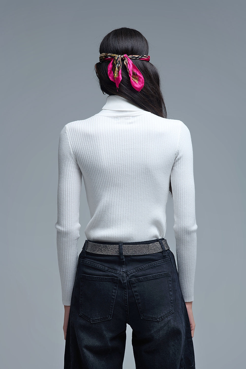 Camisola com gola de tartaruga enrolada com nervuras em branco