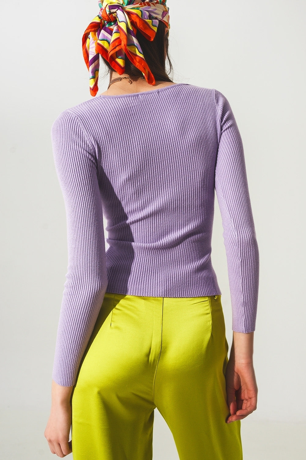 Camisola com gola em V com nervuras roxas