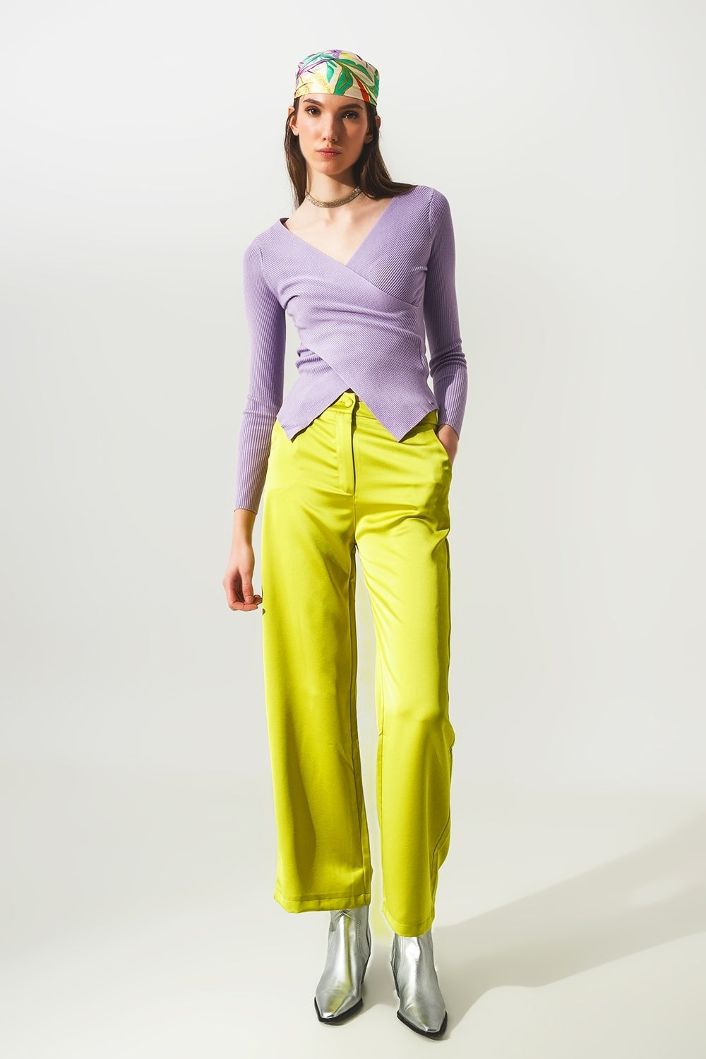 Camisola com gola em V com nervuras roxas