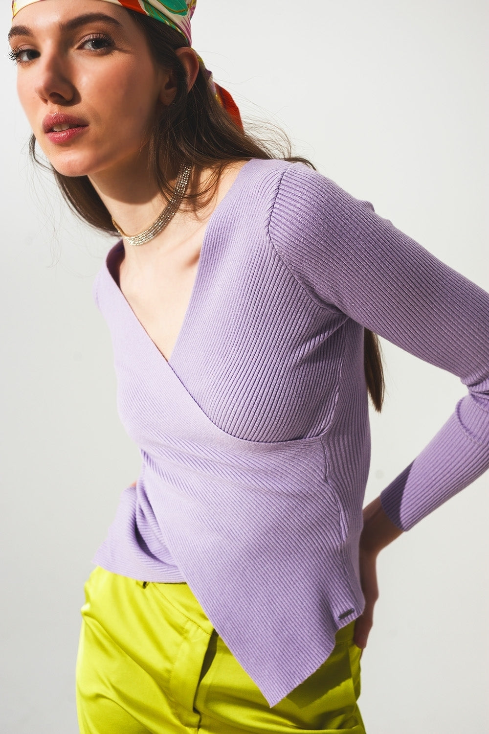 Camisola com gola em V com nervuras roxas