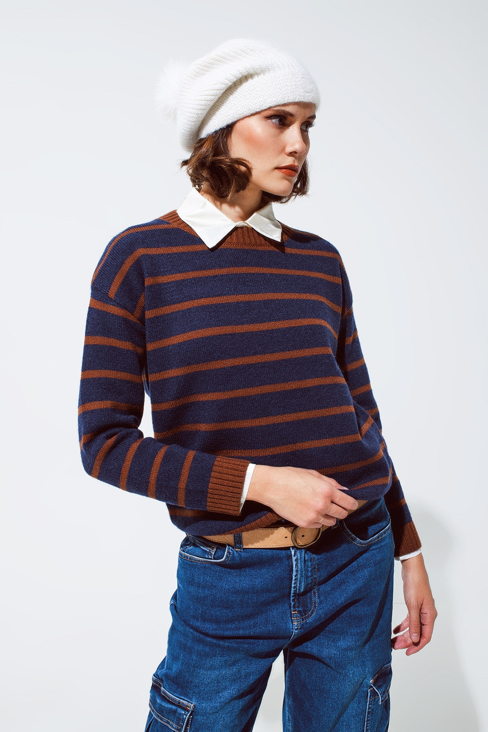 Camisola com gola redonda às riscas em azul-marinho e laranja-ferrugem