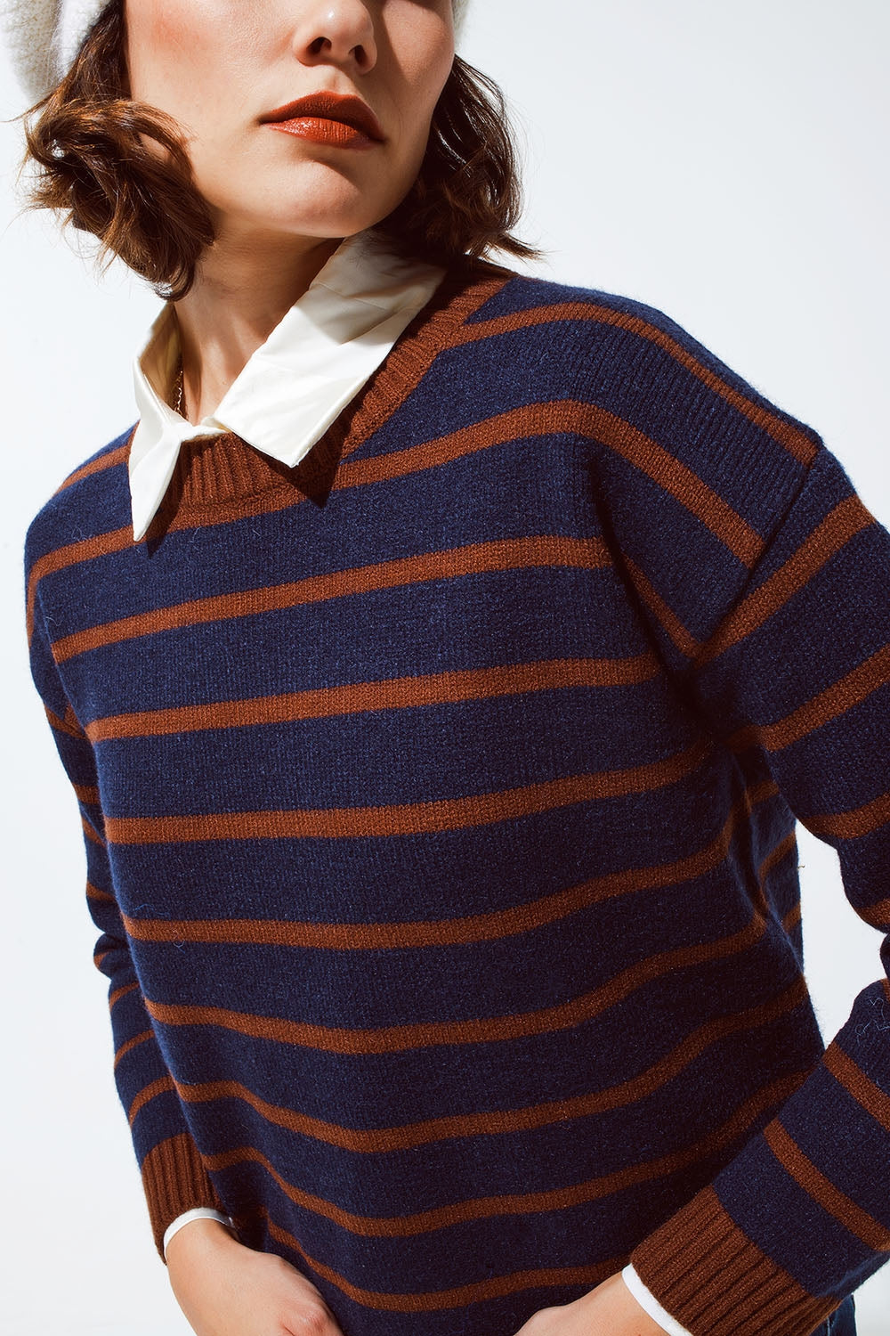 Camisola com gola redonda às riscas em azul-marinho e laranja-ferrugem