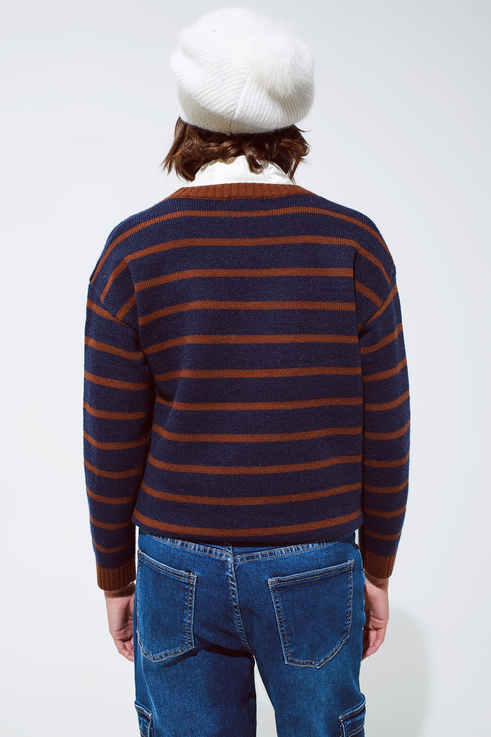 Camisola com gola redonda às riscas em azul-marinho e laranja-ferrugem