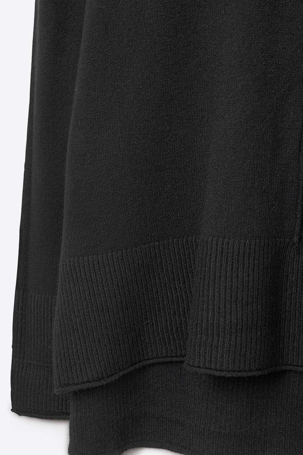 Camisola com gola redonda de grandes dimensões em preto