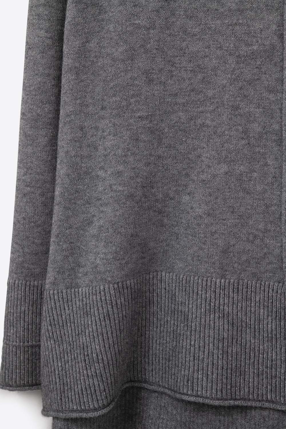 Camisola com gola rolante de grandes dimensões em cinzento
