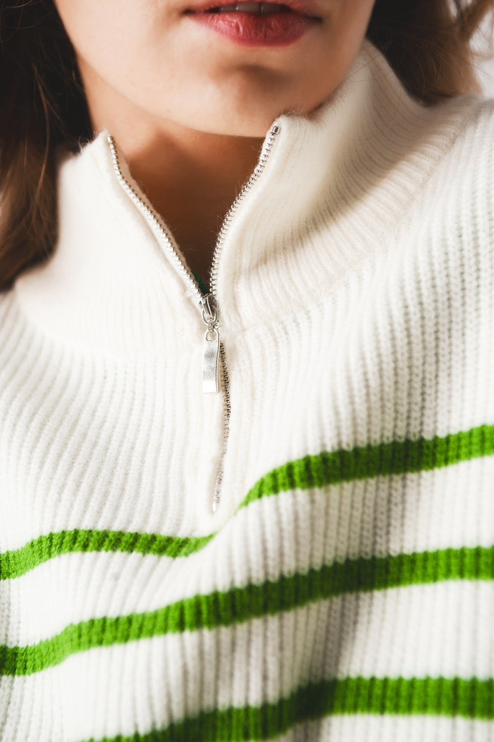 Camisola com detalhes de gola com fecho de correr às riscas em verde