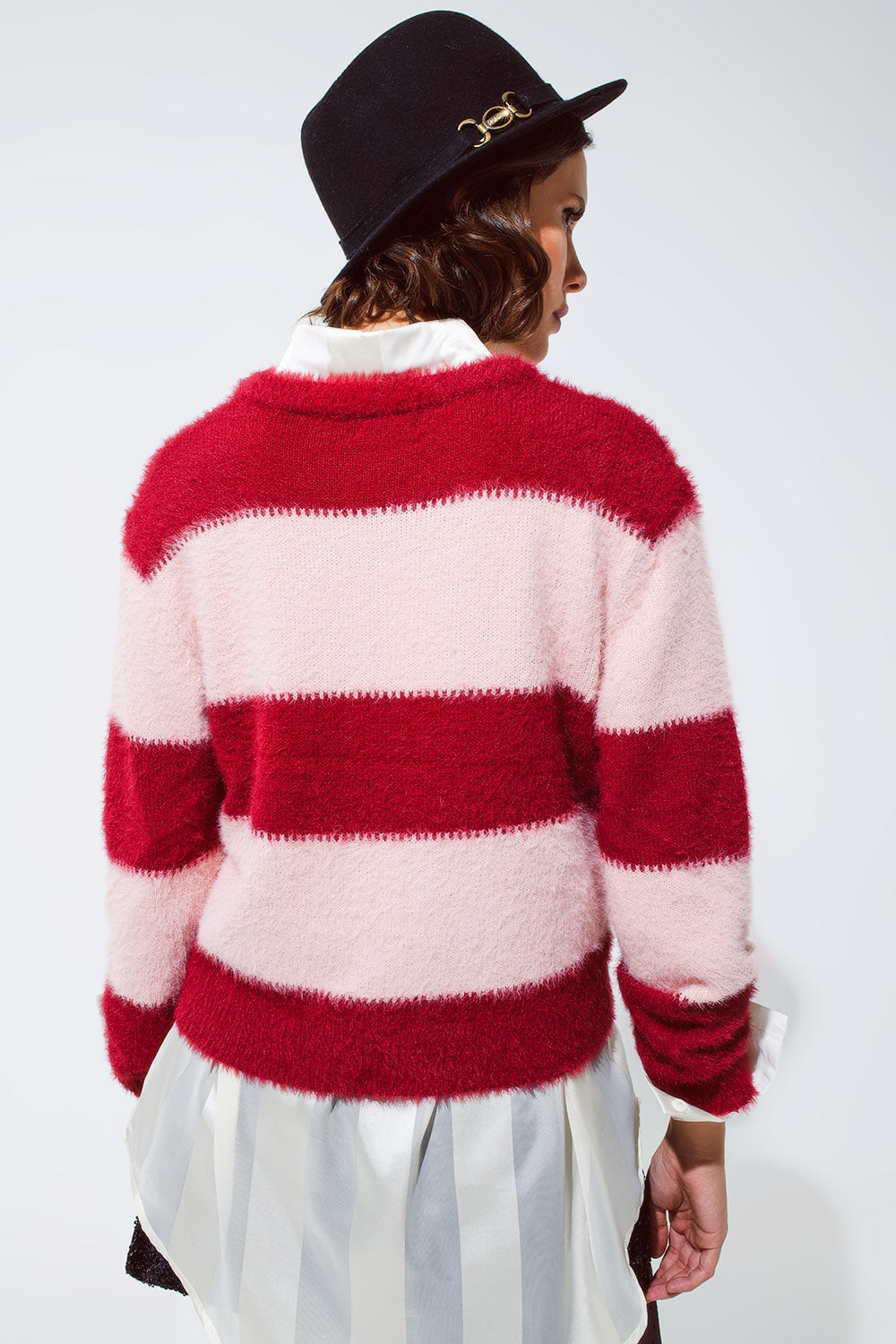Camisola cor-de-rosa com riscas e gola redonda