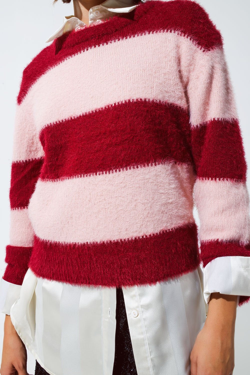 Camisola cor-de-rosa com riscas e gola redonda
