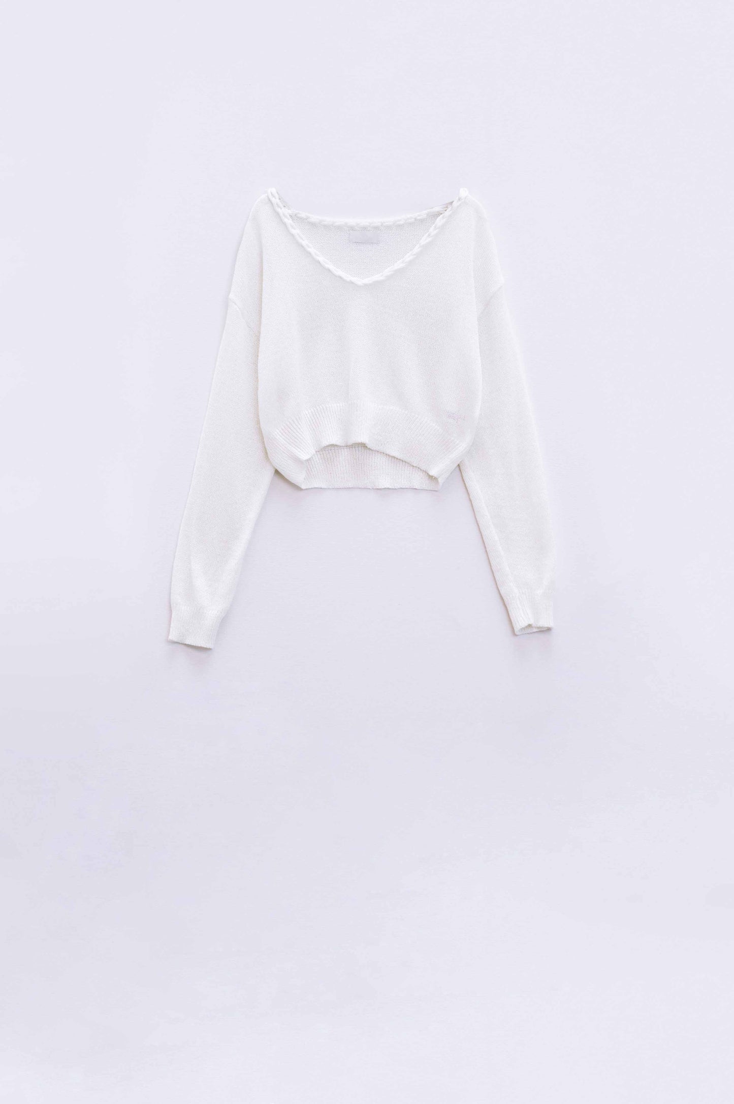 Q2 Camisola creme com decote em V largo e pormenores en