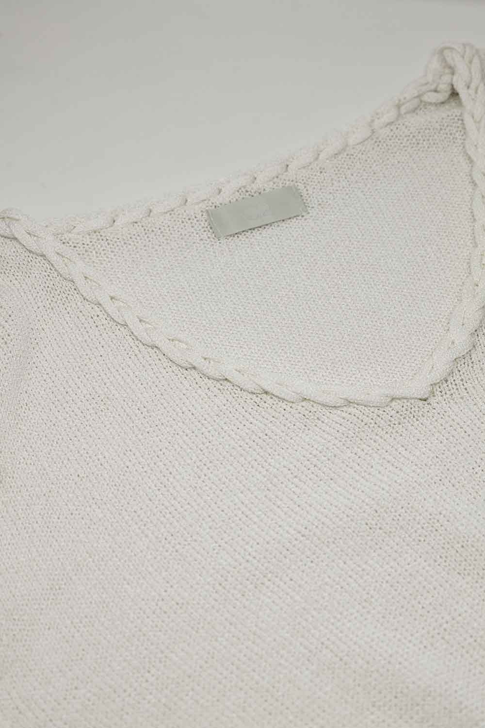 Camisola creme com decotes em V largo e detalhes entrançados