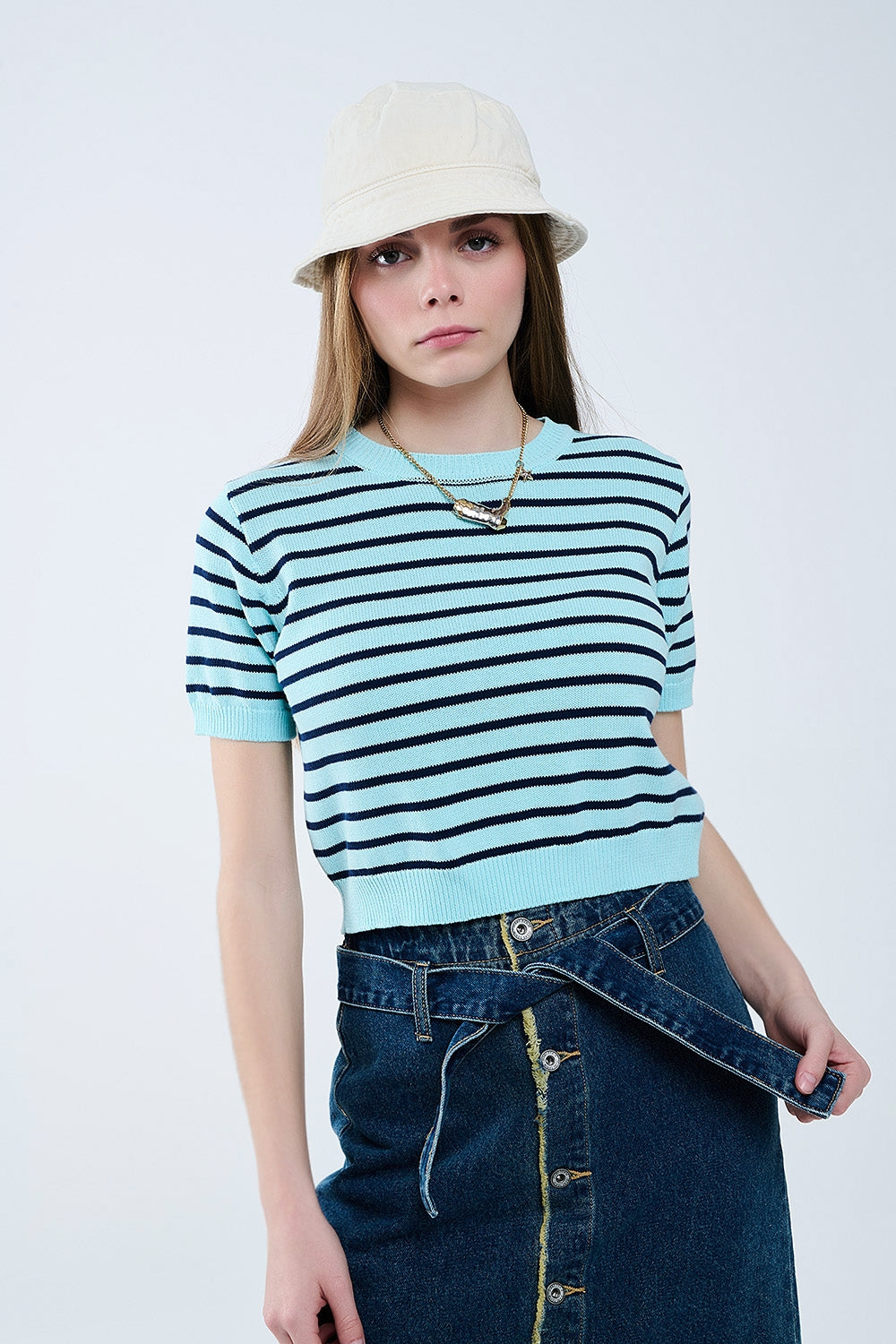 Q2 Camisola Crop Verde Menta com Riscas Azul Marinho