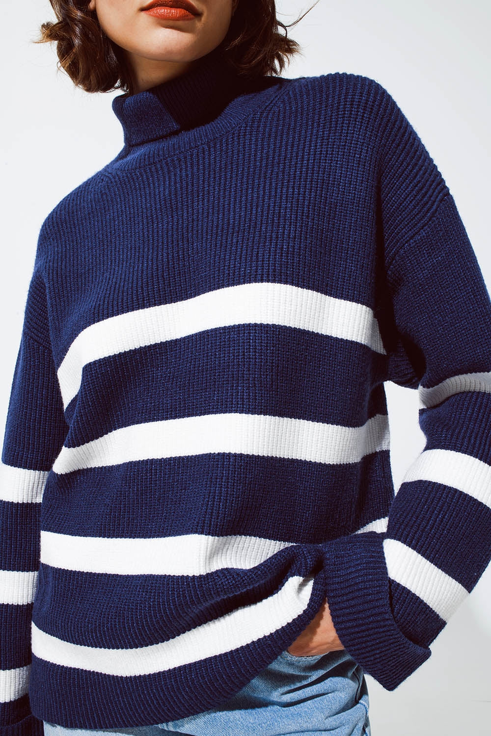 Camisola de gola alta azul-marinho com riscos