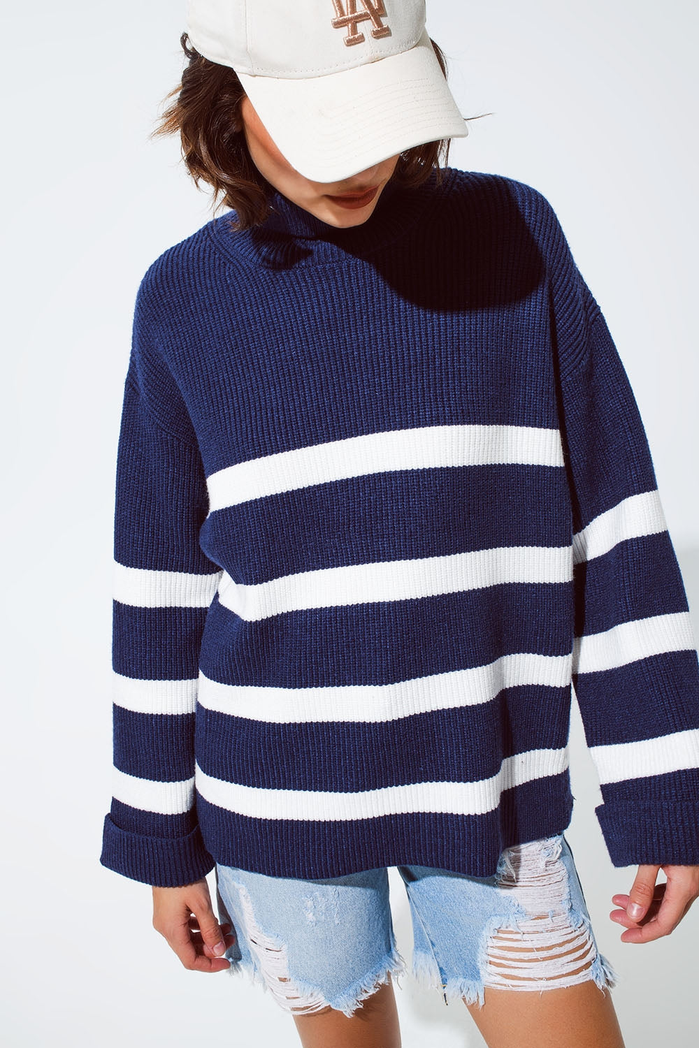 Camisola de gola alta azul-marinho com riscos
