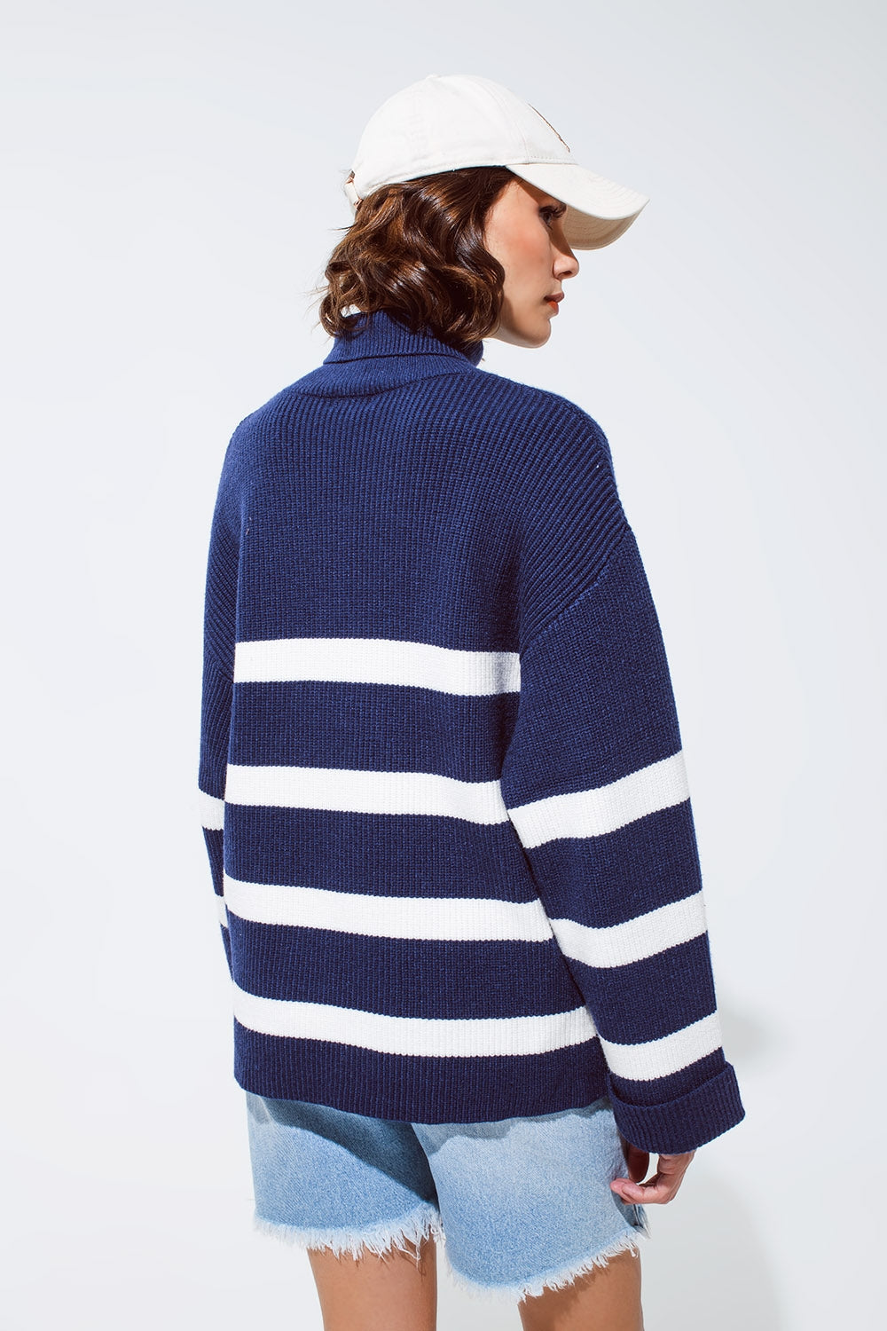 Camisola de gola alta azul-marinho com riscos