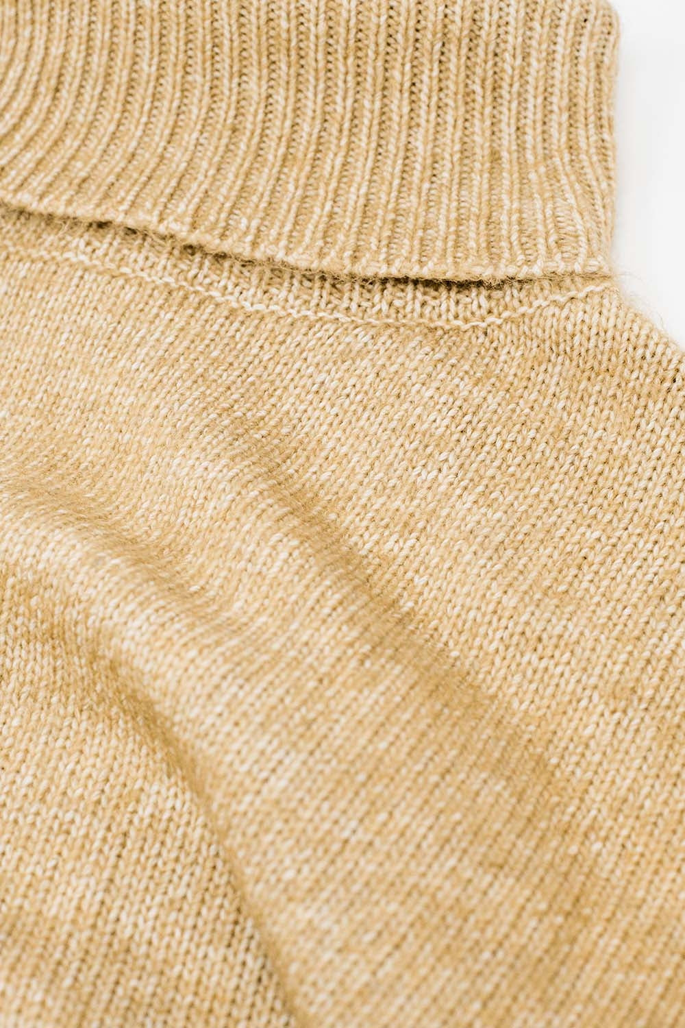 Camisola de gola alta bege com mangas descaídas