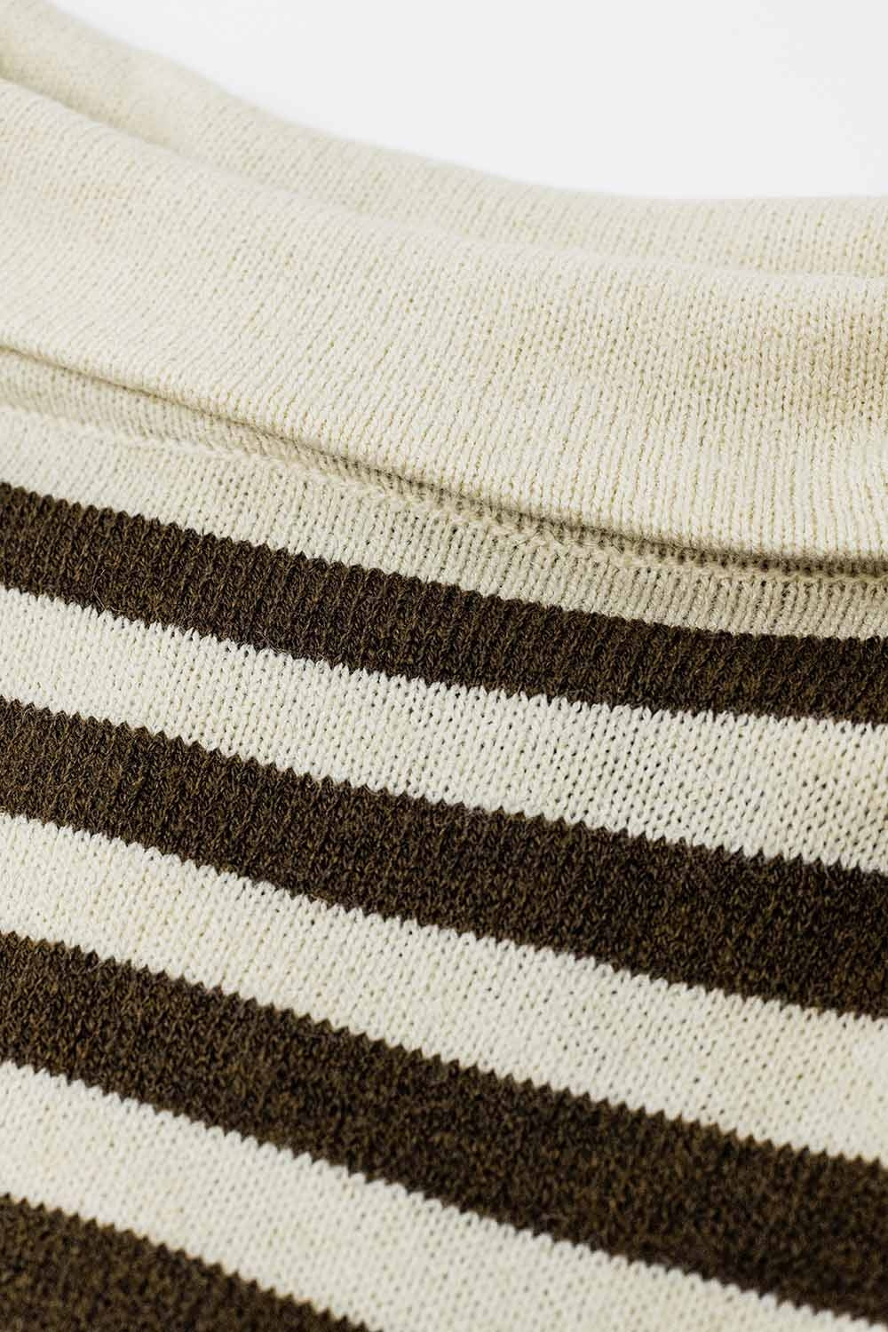 Camisola de gola alta com asas de morcego e riscos em creme e castanho