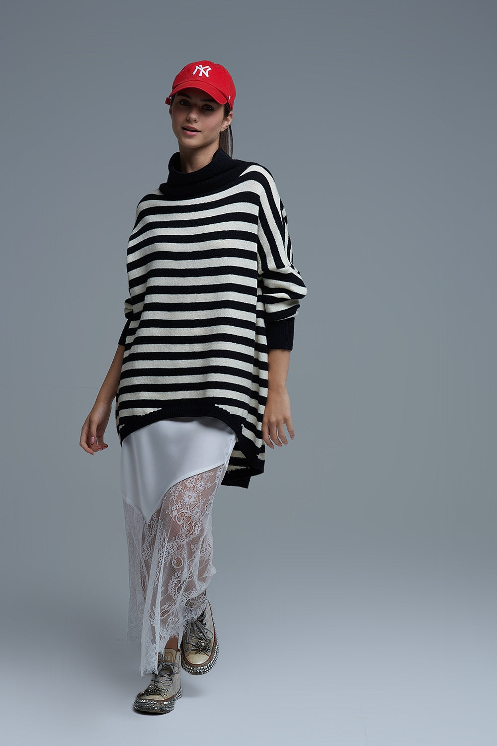 Camisola de gola alta com asas de morcego e riscas em preto e branco