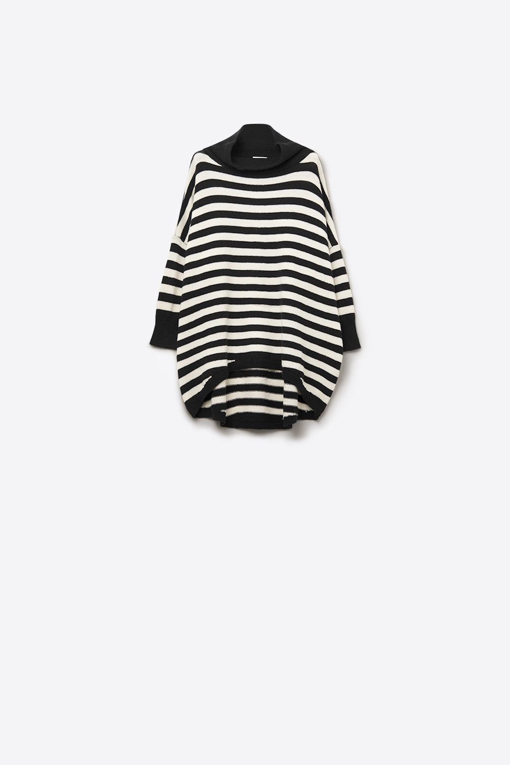 Camisola de gola alta com asas de morcego e riscas em preto e branco
