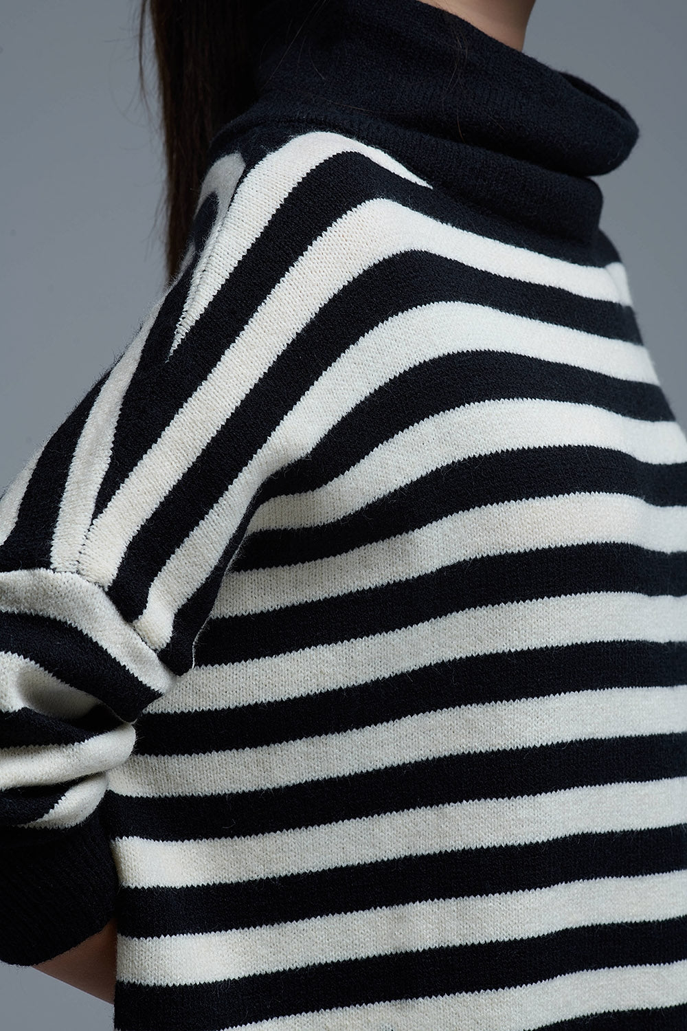 Camisola de gola alta com asas de morcego e riscas em preto e branco