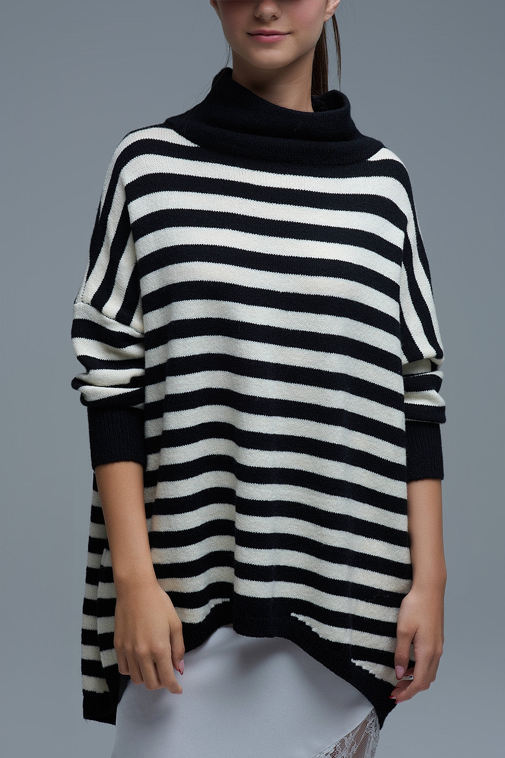 Camisola de gola alta com asas de morcego e riscas em preto e branco