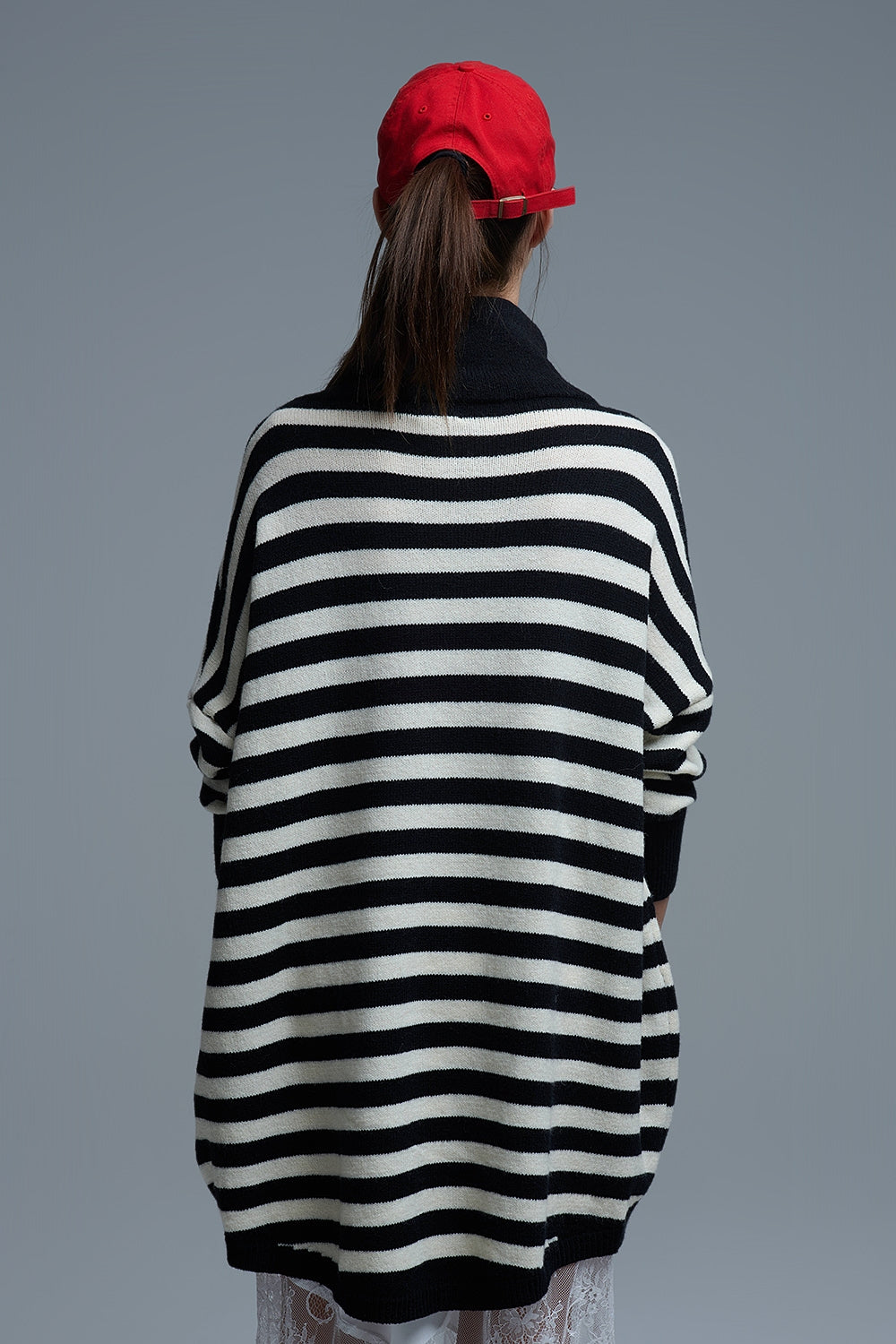 Camisola de gola alta com asas de morcego e riscas em preto e branco