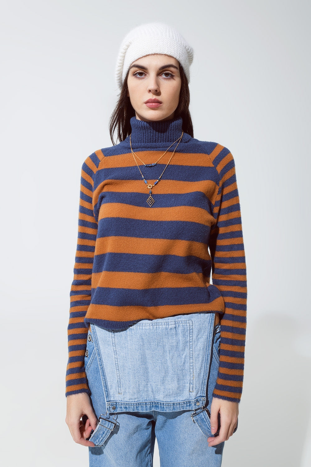Q2 Camisola de gola alta com riscas em azul e castanho