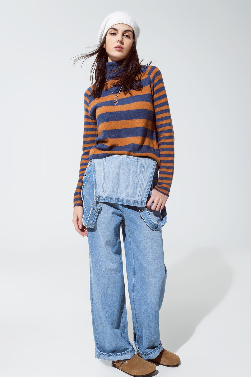 Camisola de gola alta com riscas em azul e castanho