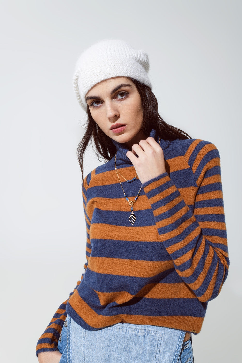 Camisola de gola alta com riscas em azul e castanho