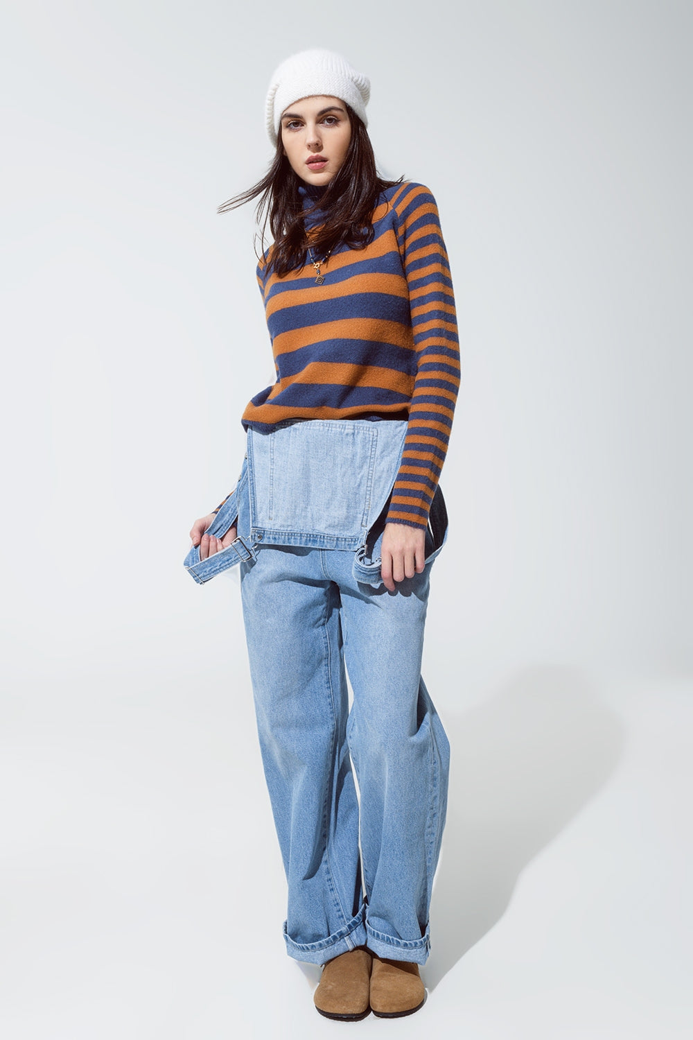 Camisola de gola alta com riscas em azul e castanho