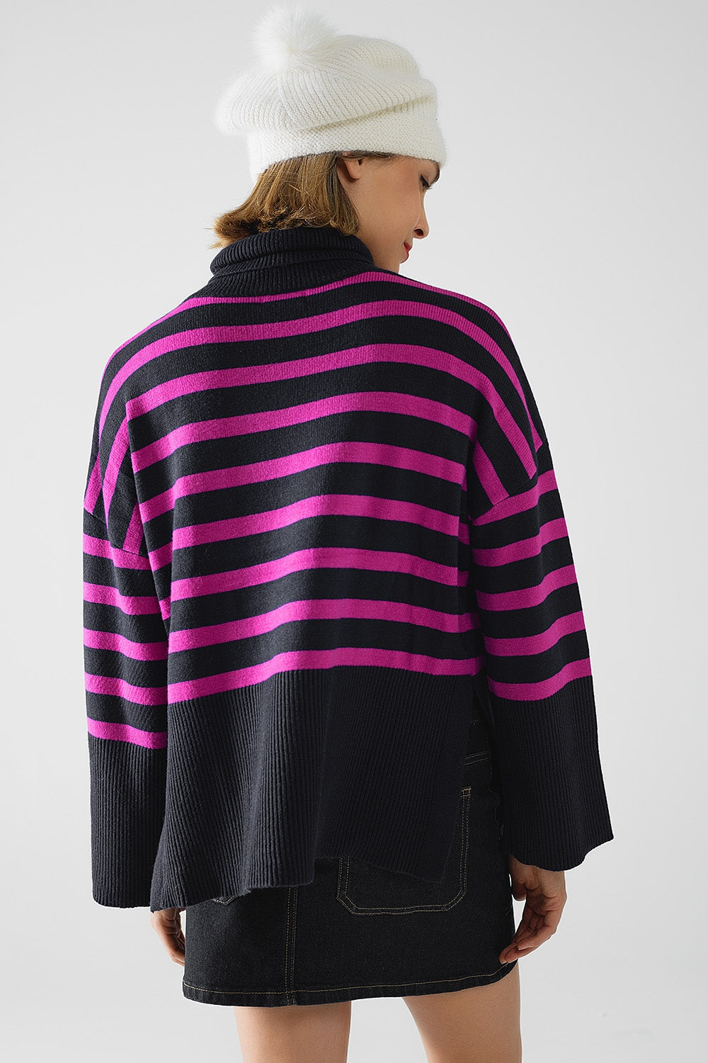 Camisola de gola alta em azul-marinho com riscas fúcsia e fendas laterais