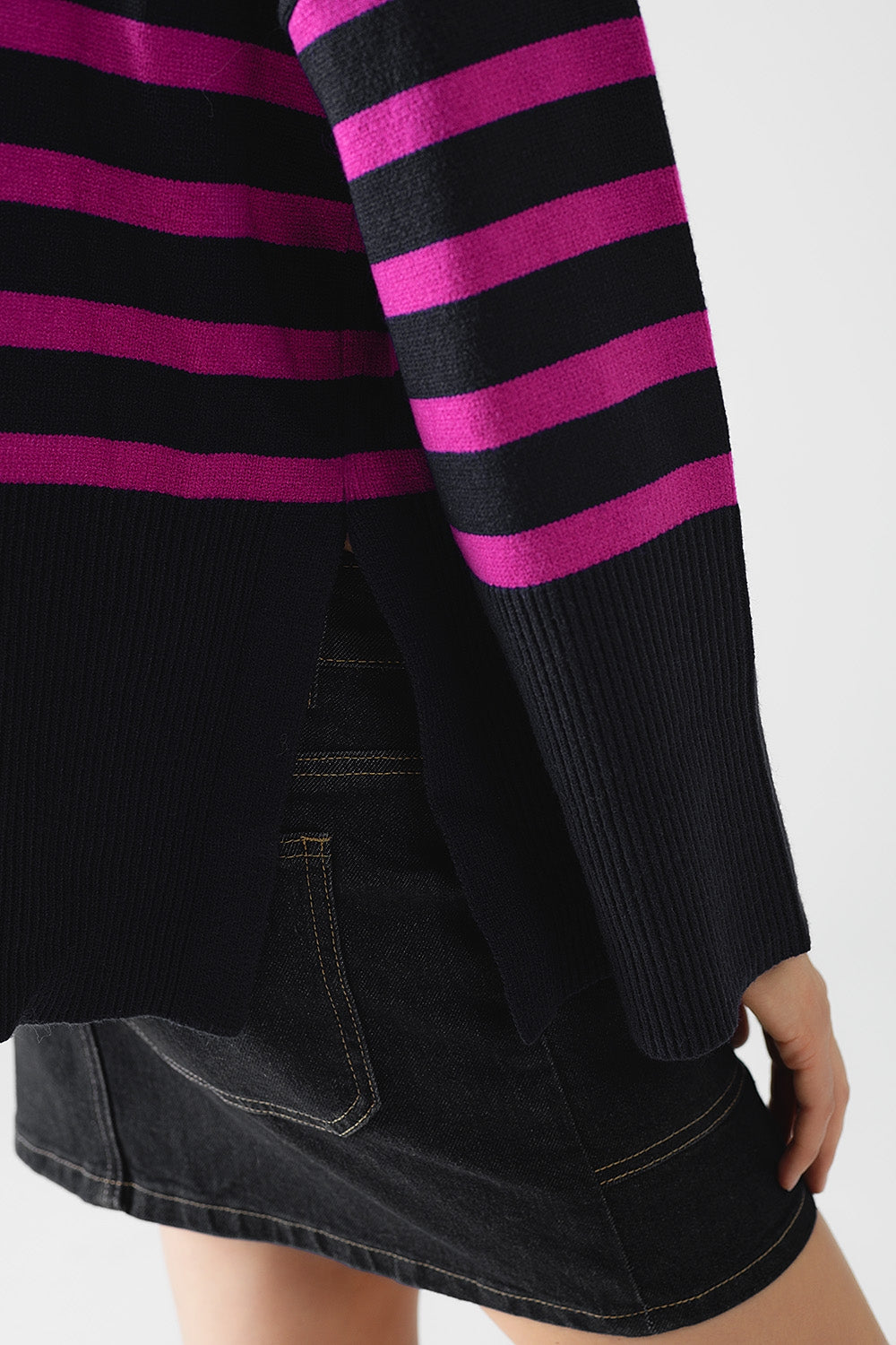 Camisola de gola alta em azul-marinho com riscas fúcsia e fendas laterais