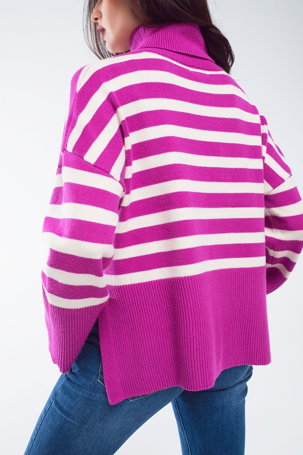 Camisola de gola alta fúcsia com riscas brancas e fendas laterais
