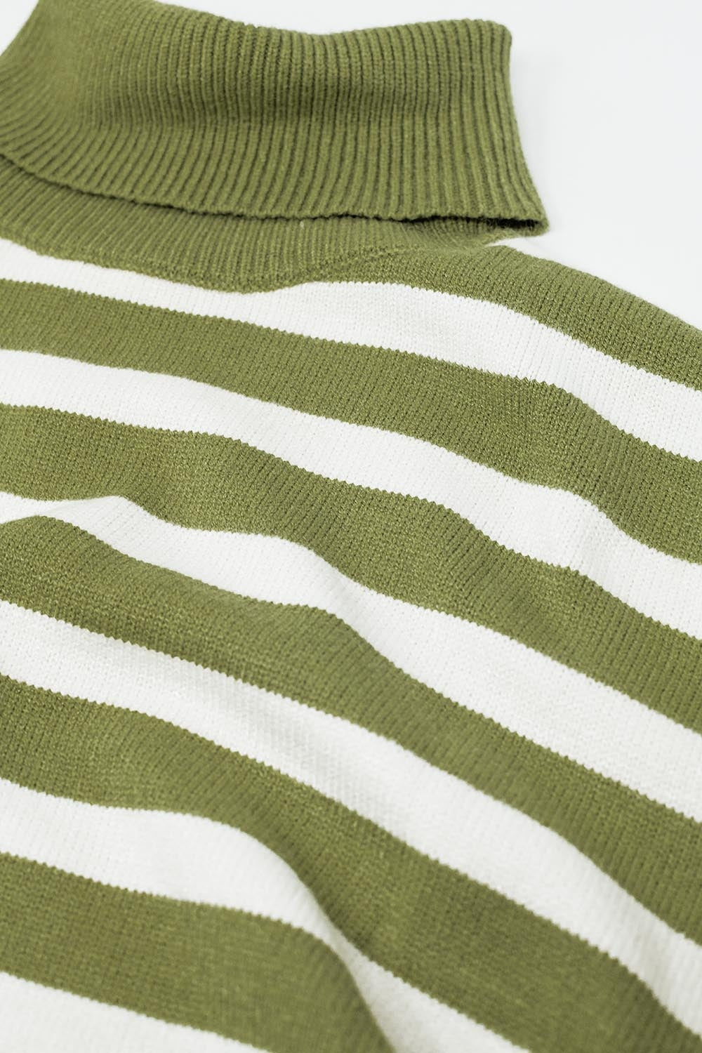 Camisola de gola alta verde com riscas brancas e fendas laterais
