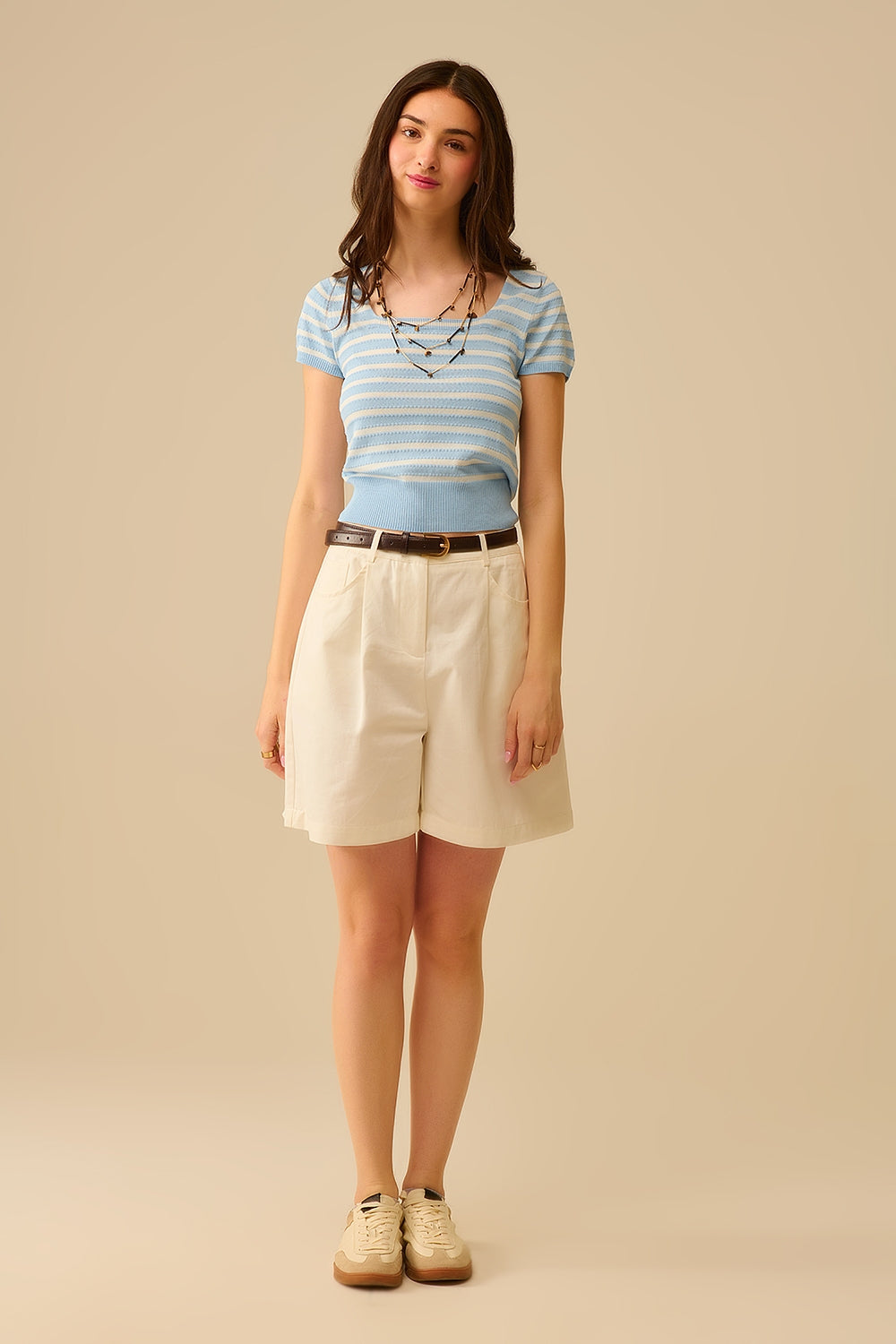 Camisola de gola quadrada às riscas em azul bebê e branco