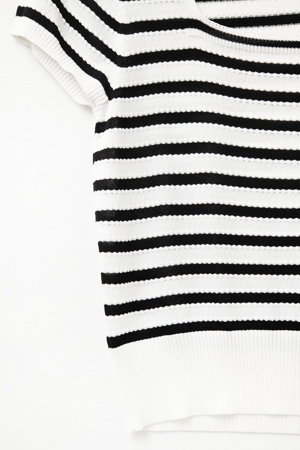 Camisola de gola quadrada às riscas em preto e branco