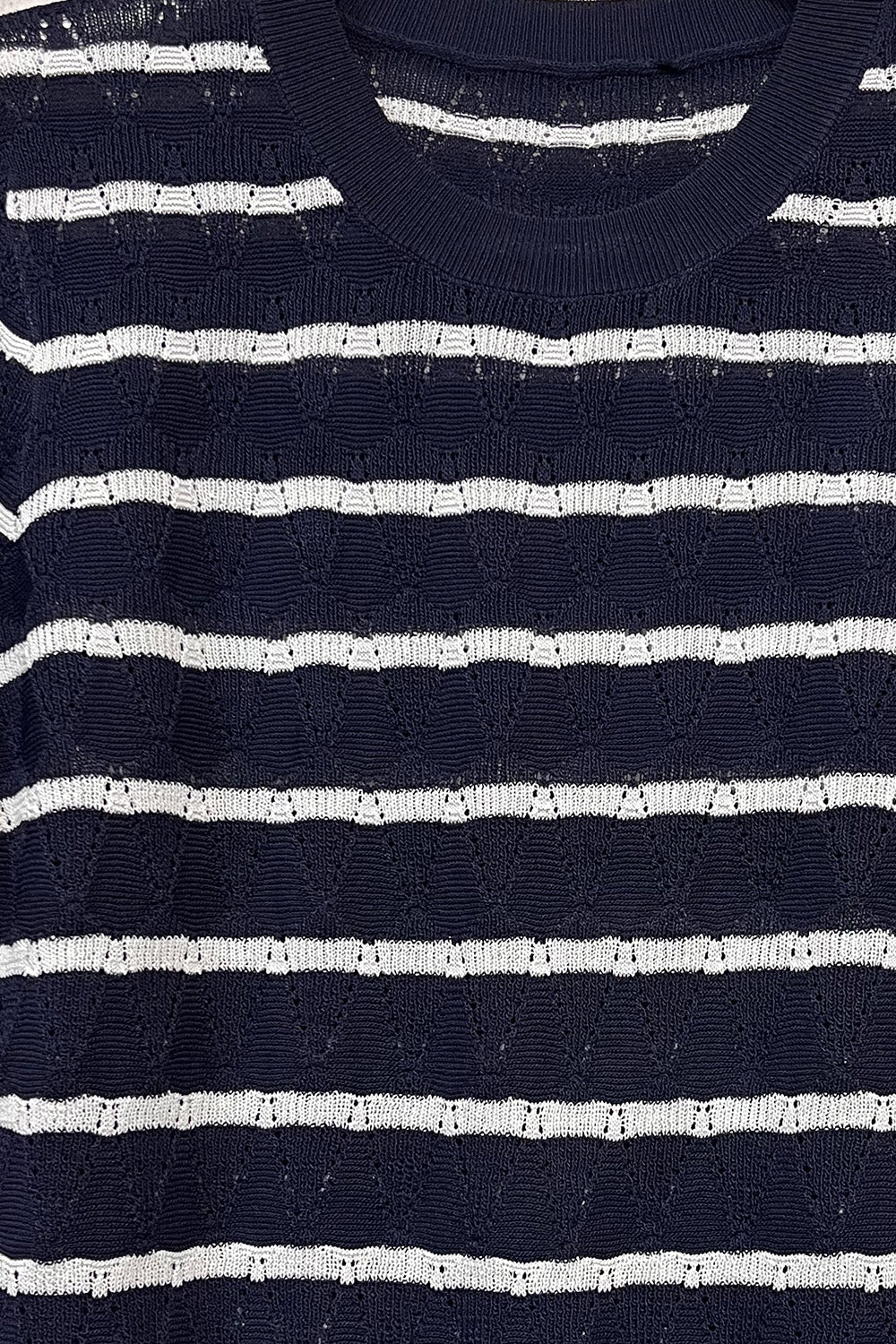 Camisola de malha aberta azul-marinho com mangas curtas e riscas brancas