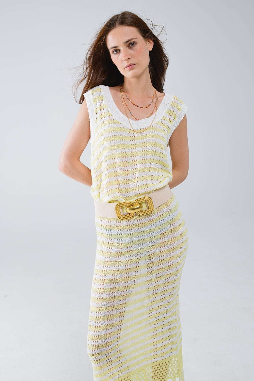Camisola de malha aberta com corte às riscas e sem mangas em amarelo e branco
