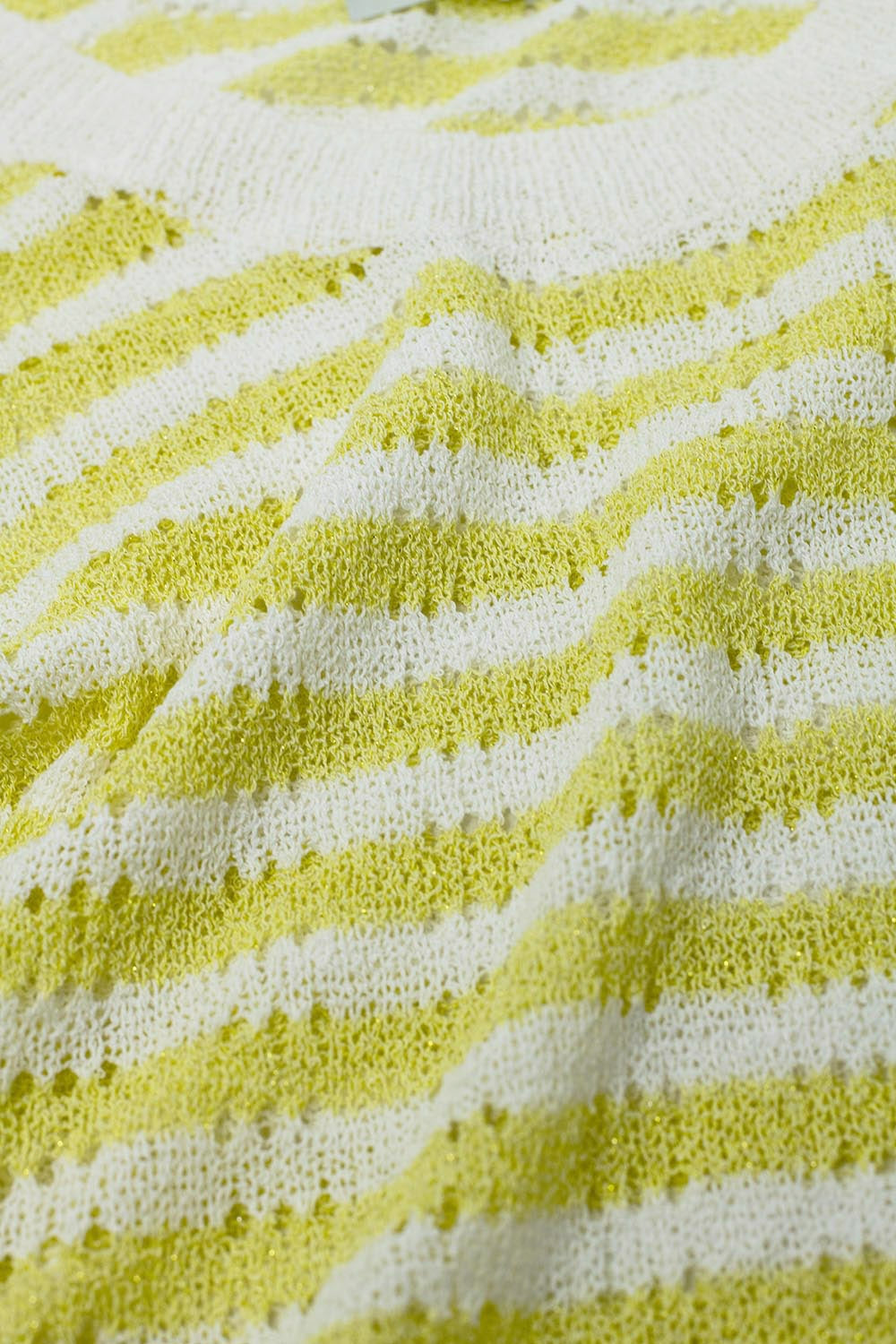 Camisola de malha aberta com corte às riscas e sem mangas em amarelo e branco
