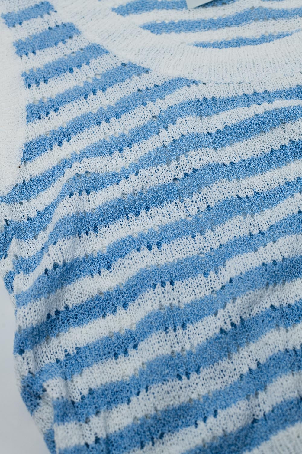 Camisola de malha aberta com corte às riscas e sem mangas em azul e branco