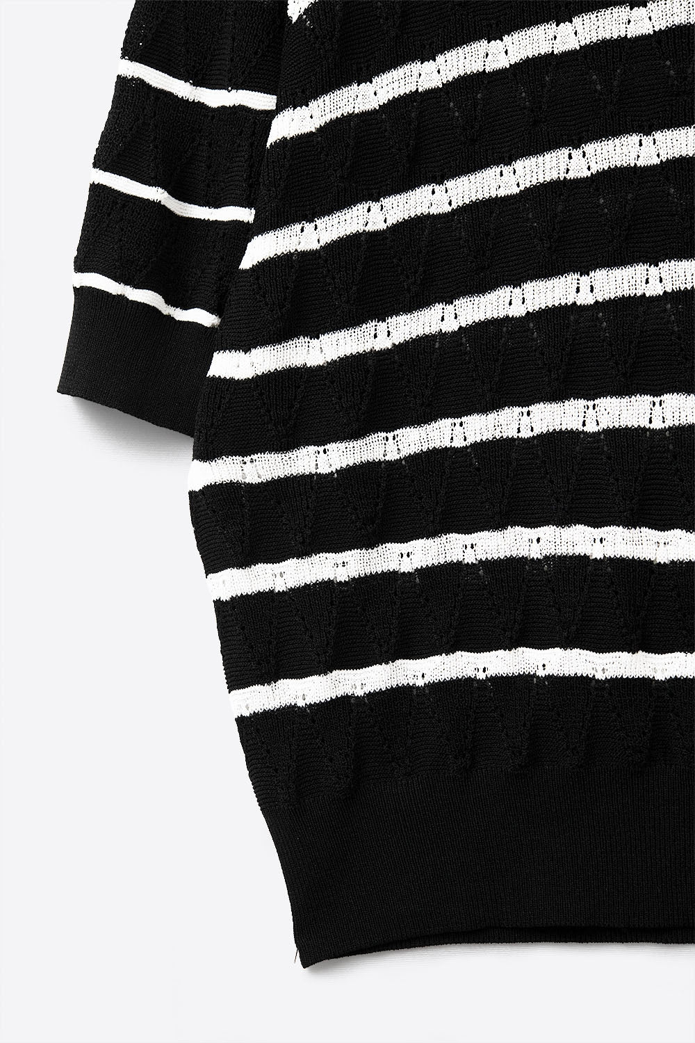 Camisola de malha aberta preta com mangas curtas e riscas brancas