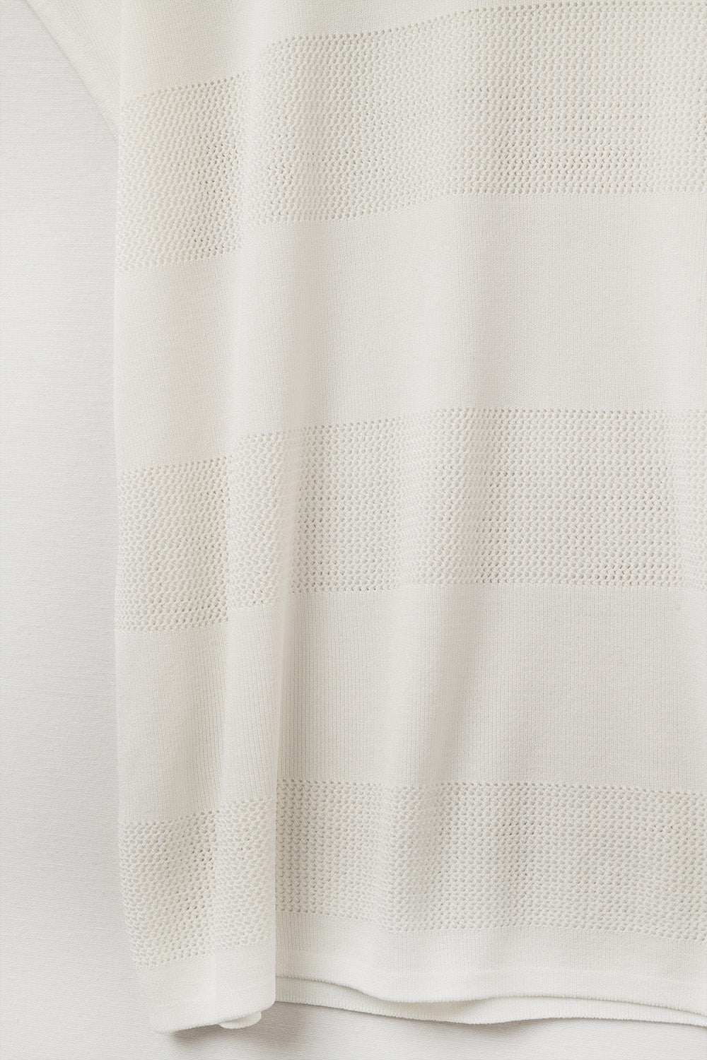 Camisola de malha branca com decote em V e pormenor de ponto aberto