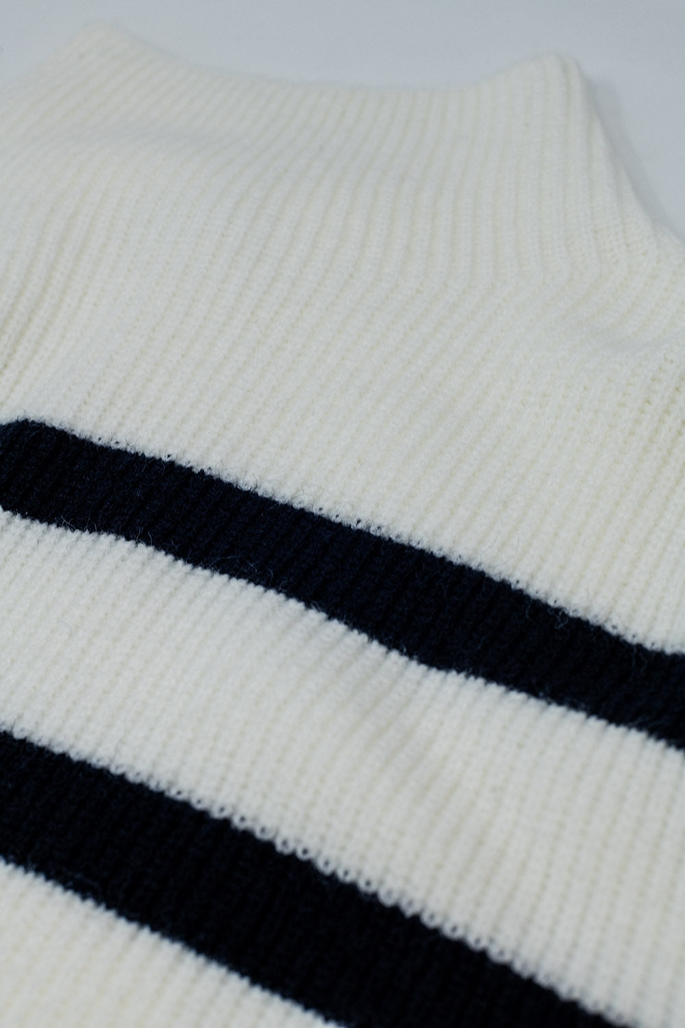 Camisola de malha canelada em creme com riscas azul-marinho