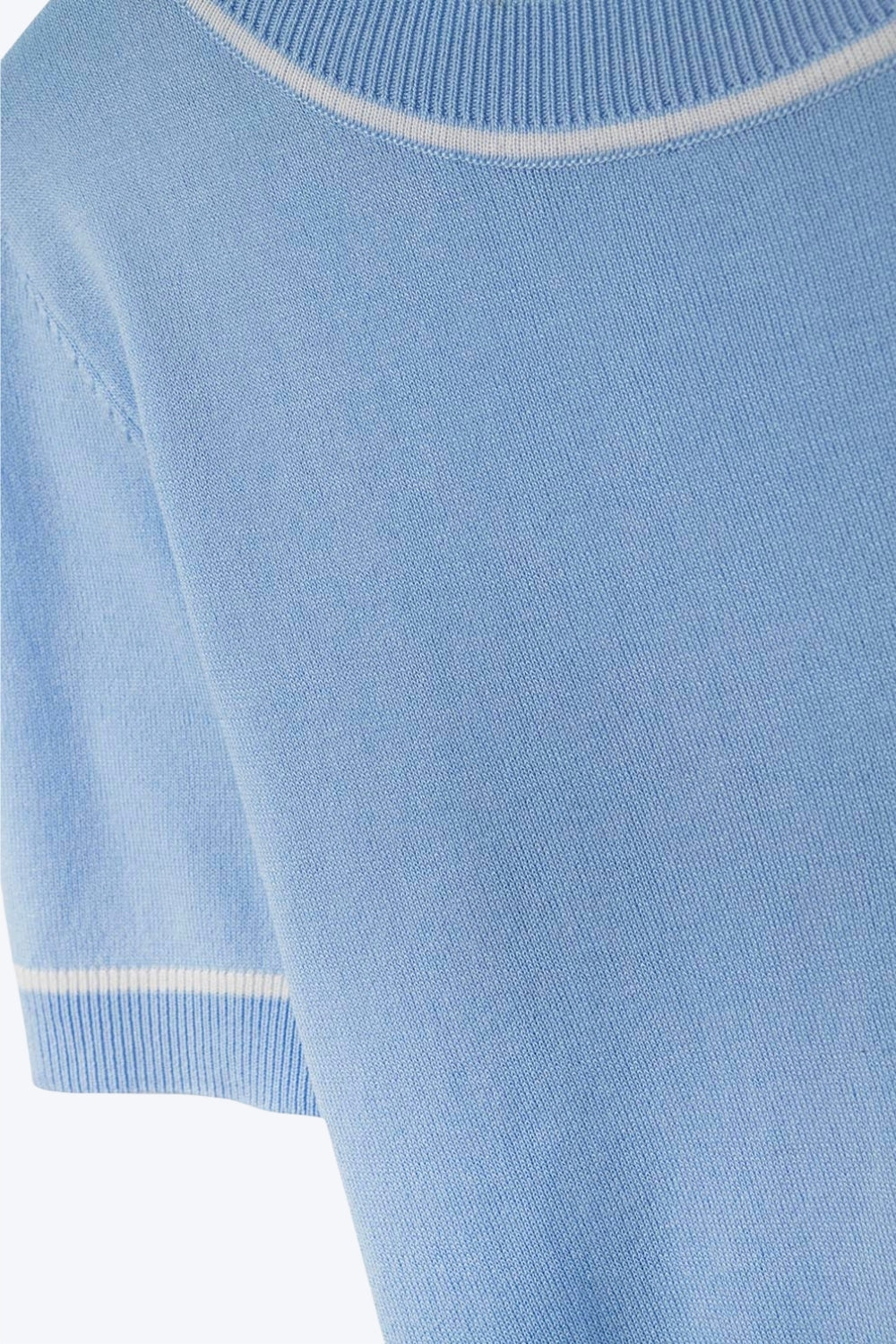 Camisola de malha de manga curta azul bebé com acabamentos em contraste