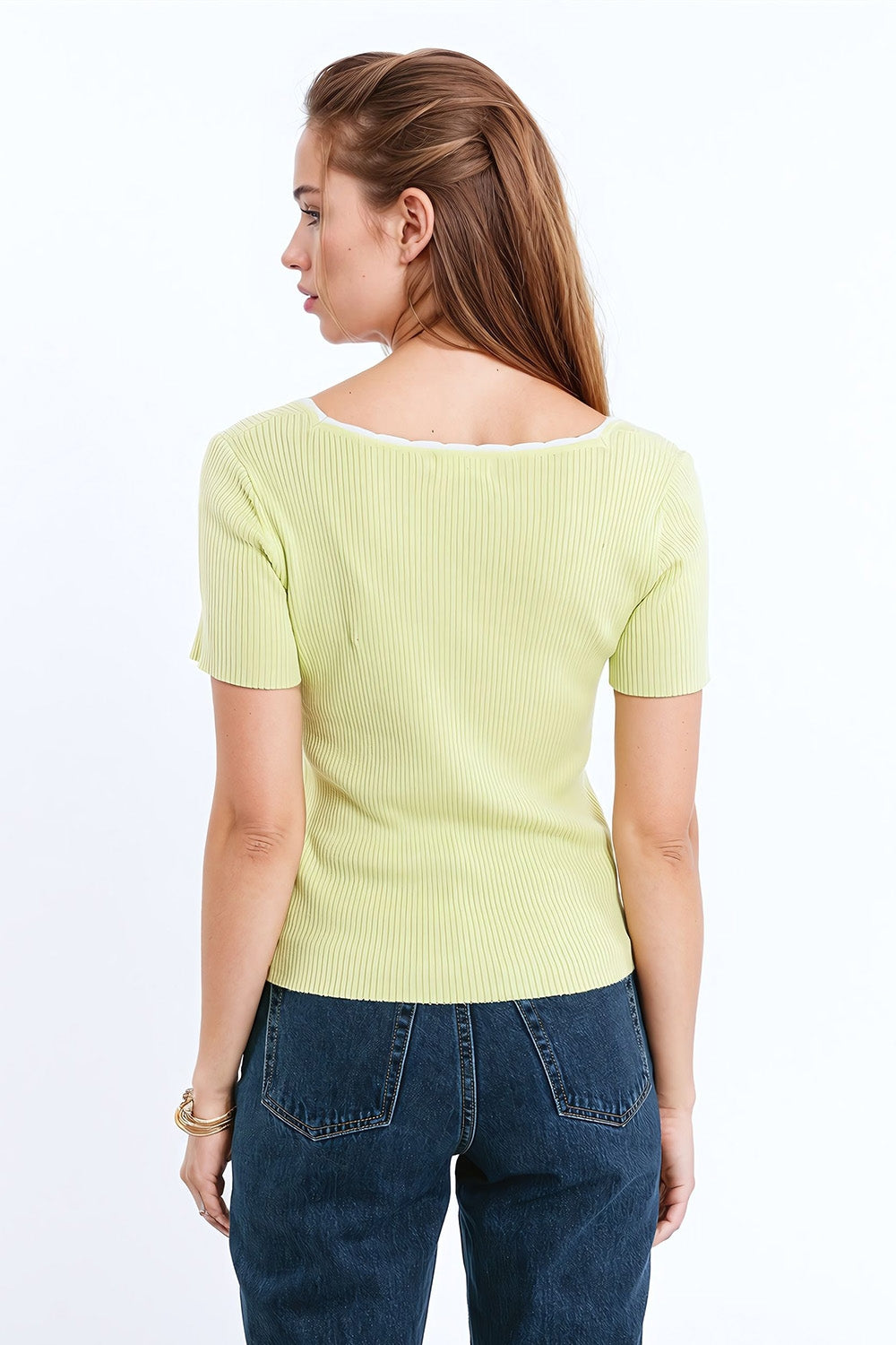 Camisola de malha de manga curta com gola quadrada e rebordo branco